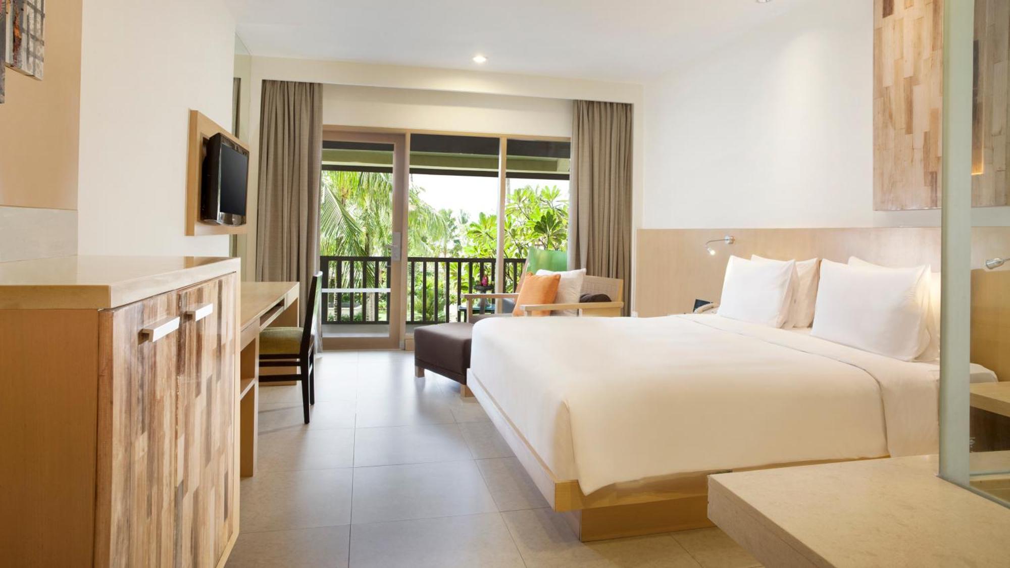 Quarto Premium com Cama King-size e Vista da Piscina